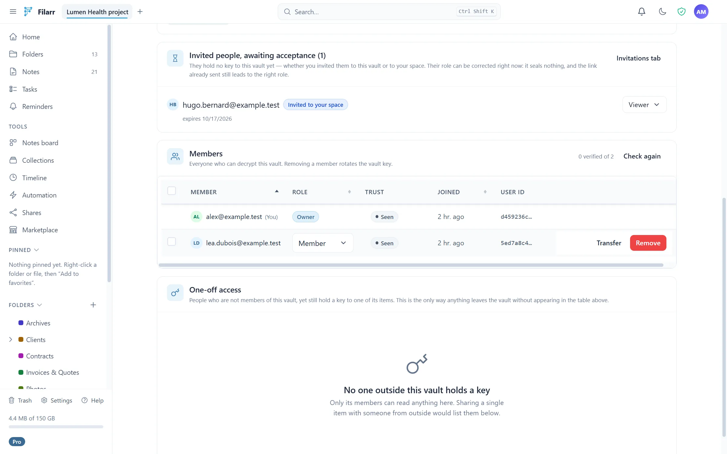 Managing a shared vault in Filarr: the member list with their roles, and a read-only invitation