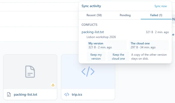 Le panneau Sync activity sur l'onglet Failed : sous Conflicts, packing-list.txt avec My version et The cloud one côte à côte, les boutons Keep my version et Keep the cloud one, et le fichier marqué d'un signe d'alerte dans son dossier