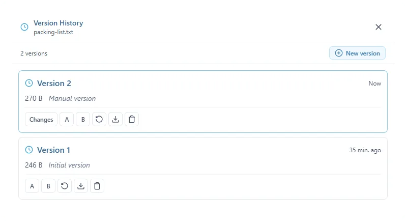 Le panneau Version History de packing-list.txt : 2 versions, Version 2 « Manual version » et Version 1 « Initial version », chacune avec les boutons A et B, restaurer, exporter et supprimer, et le bouton New version en haut