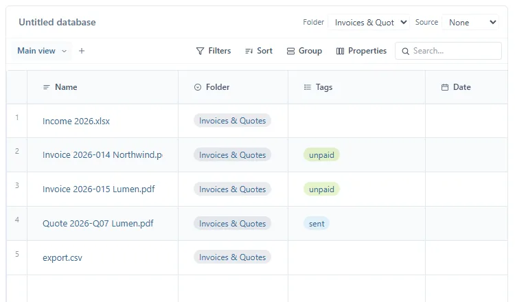 Une base dont le menu Folder est réglé sur Invoices & Quotes : une ligne par fichier, avec les colonnes Name, Folder, Tags et Date, les étiquettes unpaid et sent, et aucun bouton New row dans l'en-tête