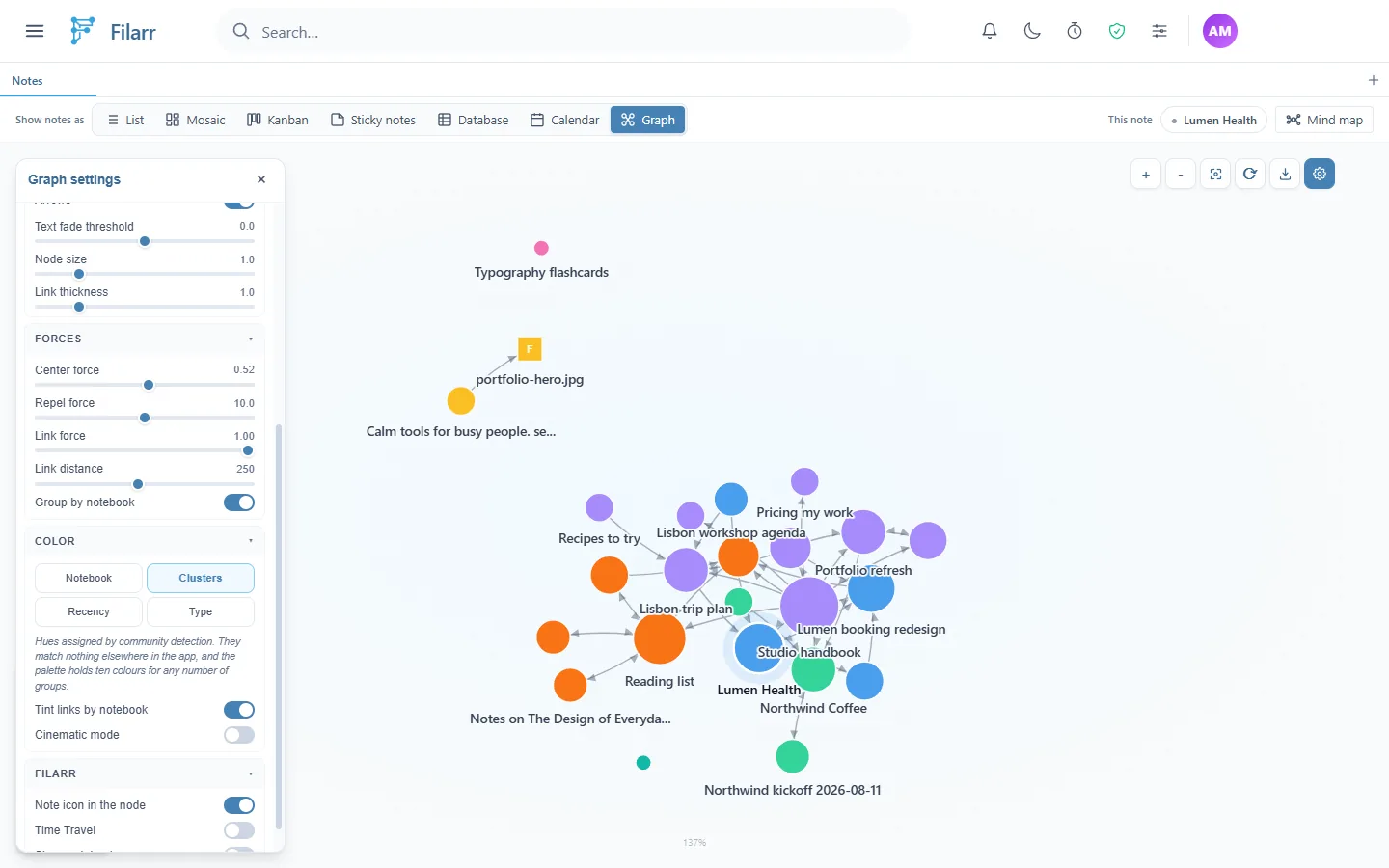 Le graphe coloré par Clusters : trois groupes de notes en orange, violet et bleu, et la section Color des réglages avec Clusters sélectionné