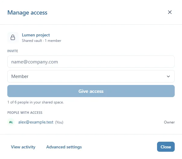 La fenêtre Manage access du coffre Lumen project, Shared vault avec 1 membre : un champ d'adresse vide, le rôle Member, le bouton Give access, la ligne 1 of 6 people in your shared space, et alex@example.test indiqué comme Owner sous People with access