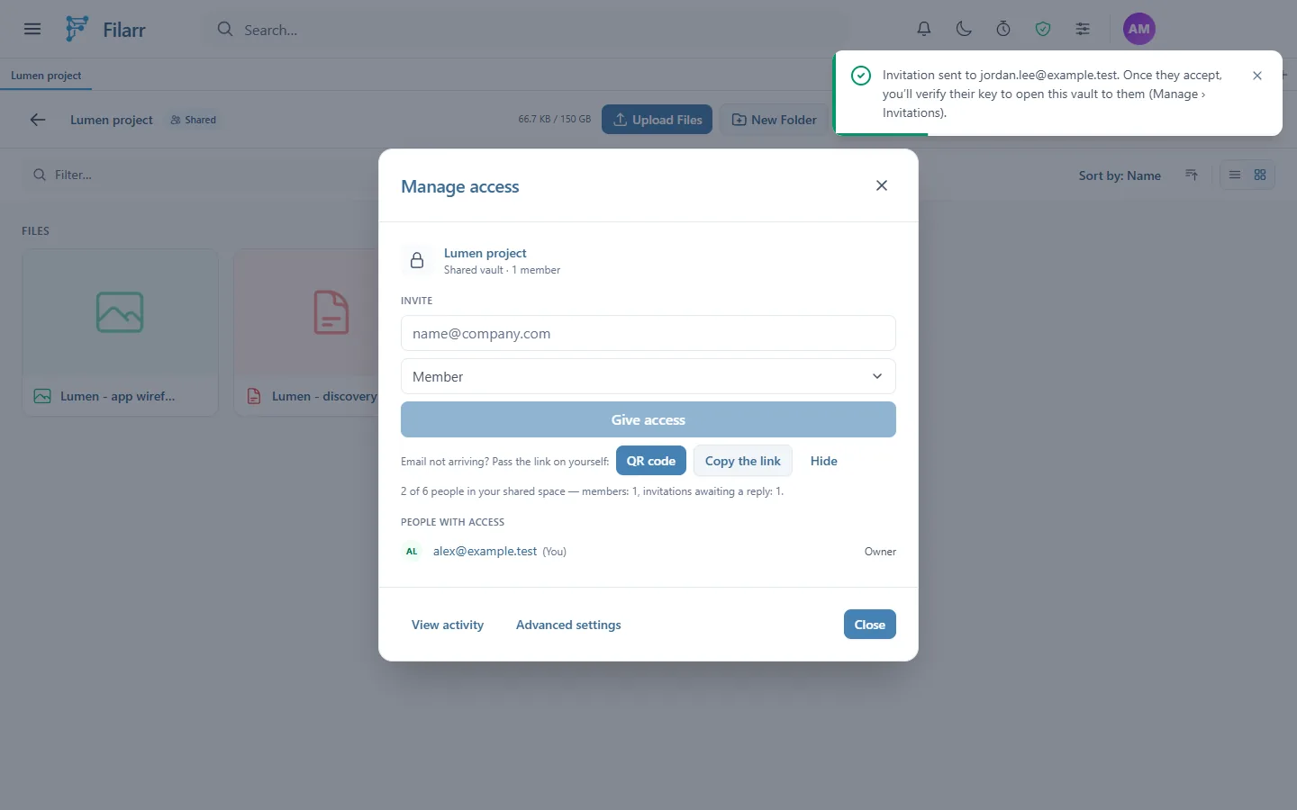 La fenêtre Manage access après l'invitation : la confirmation Invitation sent to jordan.lee@example.test en haut à droite, les boutons QR code, Copy the link et Hide, et le compte 2 of 6 people in your shared space, avec 1 membre et 1 invitation en attente de réponse