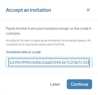 La fenêtre Accept an invitation : coller le lien de l'e-mail d'invitation ou son code, la précision qu'un code seul ne vaut que pour un espace partagé et qu'une invitation à un coffre demande son lien complet, le code collé, et les boutons Later et Continue