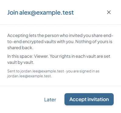 La fenêtre Join alex@example.test : accepter permet à la personne qui vous a invité de partager avec vous des coffres chiffrés de bout en bout, rien de ce qui vous appartient n'est partagé en retour, la ligne In this space: Viewer, et les boutons Later et Accept invitation