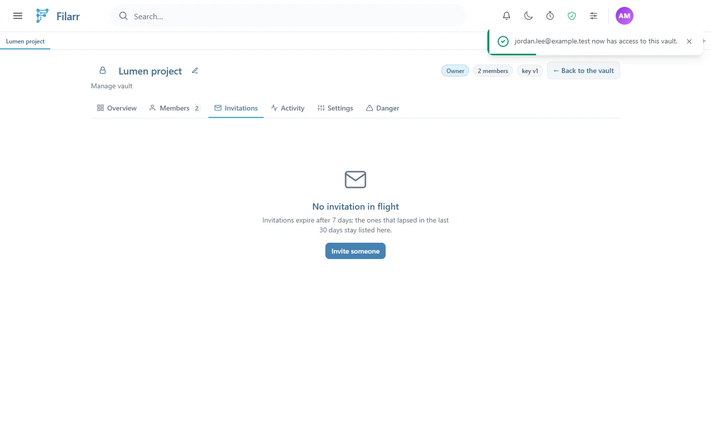 L'onglet Invitations de la page de gestion du coffre, désormais vide avec No invitation in flight, et la confirmation jordan.lee@example.test now has access to this vault