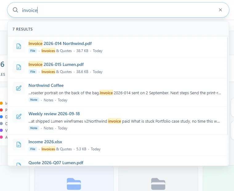 La zone de recherche avec « invoice » saisi : sept résultats, des PDF du dossier Invoices & Quotes et deux notes dont le texte contient le mot, surligné