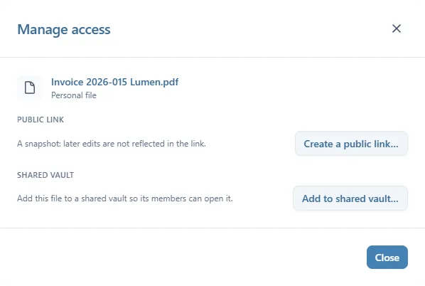 La fenêtre Manage access du fichier personnel Invoice 2026-015 Lumen.pdf : la section Public link avec A snapshot: later edits are not reflected in the link et le bouton Create a public link…, puis la section Shared vault avec Add to shared vault…